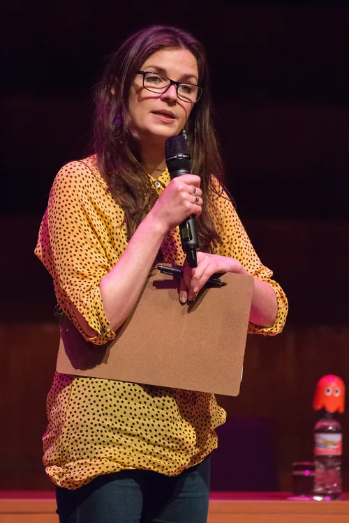 Aisling Bea, komedyen - İrlanda