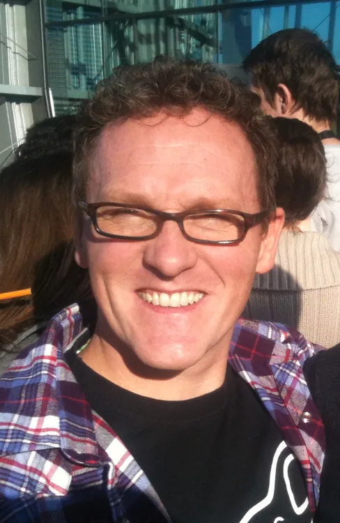 Alfie Joey, comediwr o Y Deyrnas Unedig