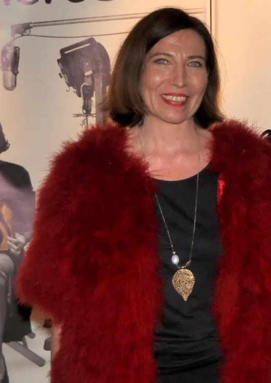 Élise Larnicol, Comedian van Frankrijk