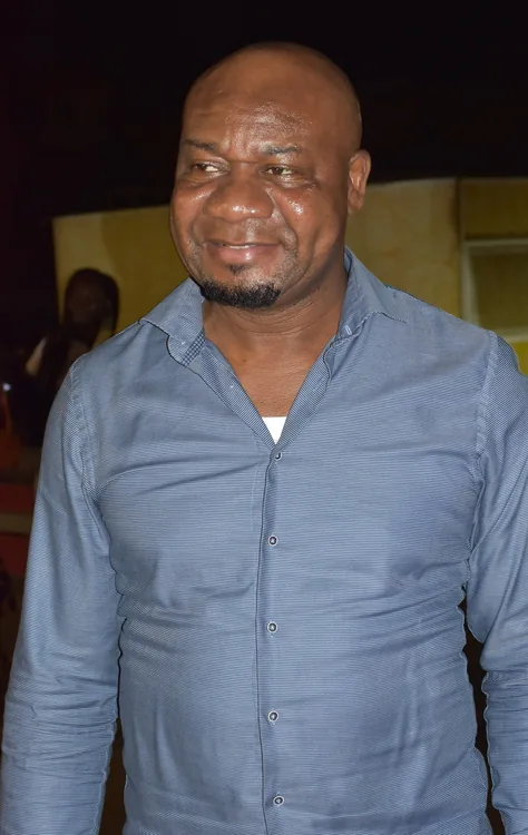 Éléphant mouillé, comico da Benin
