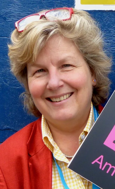 Sandi Toksvig, komedyen - Danimarka