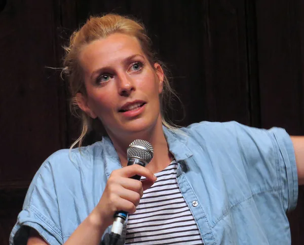 Sara Pascoe, còmic de Regne Unit